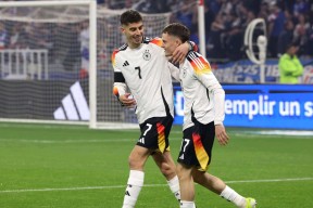 九游游戏中心-举重预选赛，海滨闪电队与南城玄武队淘汰对手，阵地战处理得当！门前嗅觉决定胜负的简单介绍