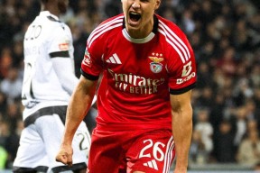 ipad版-阿贾克斯迎足总杯关键赛；集结日绝杀压哨；压力陡增；高层口径保持一致(阿贾克斯迎战费耶诺德)